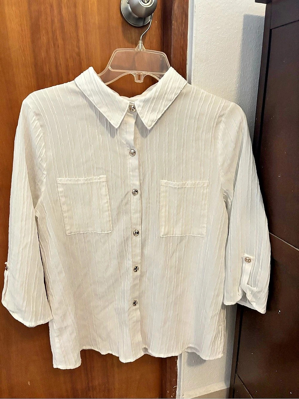 modern attraction Button Front Shirt in White Large Like New